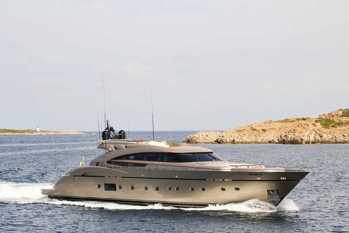 AB Yachts 116 — Luxury Yachts St. Tropez, Saint-Tropez. Rumbo veloz al fondeadero de Pampelonne antes del mediodía
