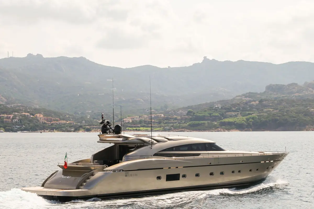 AB Yachts 116, exterior — Luxury Yachts St. Tropez, Saint-Tropez. Rumbo veloz al fondeadero de Pampelonne antes del mediodía