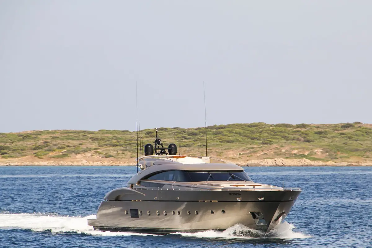 AB Yachts 116, cubierta principal — Luxury Yachts St. Tropez, Saint-Tropez. Rumbo veloz al fondeadero de Pampelonne antes del mediodía