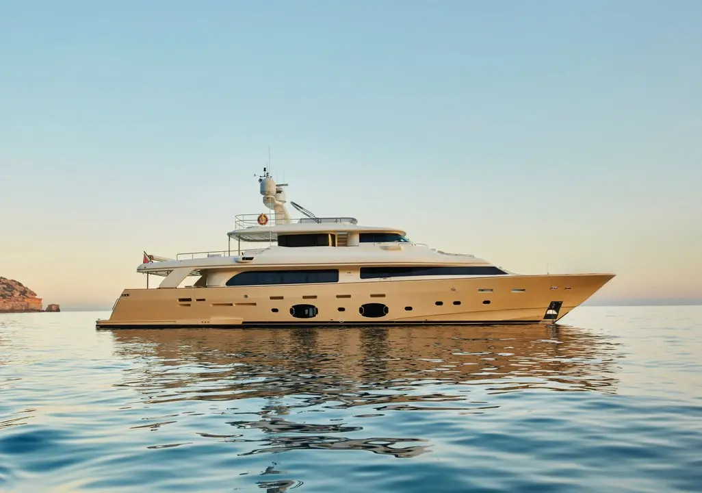 AB Yachts 116, flybridge — Luxury Yachts St. Tropez, Saint-Tropez. Rumbo veloz al fondeadero de Pampelonne antes del mediodía