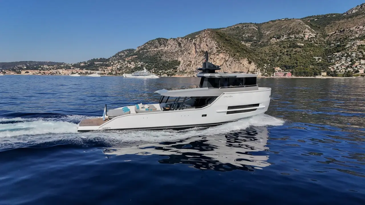 Arcadia Sherpa 60 — Luxury Yachts St. Tropez, Saint-Tropez. Cap Taillat à petite vitesse, ponts ouverts sur le large