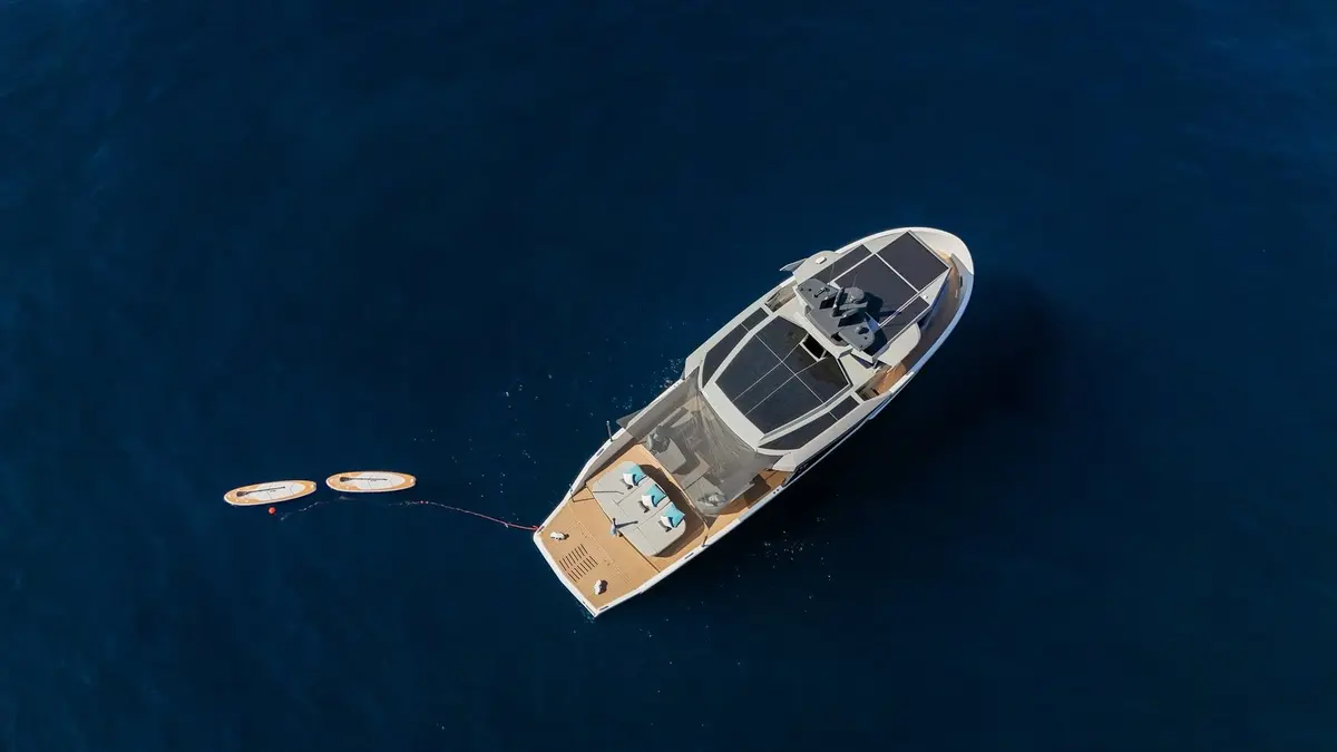 Arcadia Sherpa 60, extérieur — Luxury Yachts St. Tropez, Saint-Tropez. Cap Taillat à petite vitesse, ponts ouverts sur le large