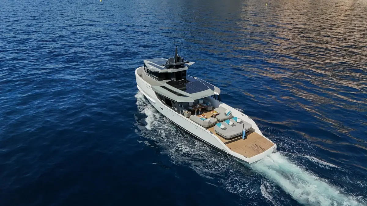 Arcadia Sherpa 60, pont principal — Luxury Yachts St. Tropez, Saint-Tropez. Cap Taillat à petite vitesse, ponts ouverts sur le large