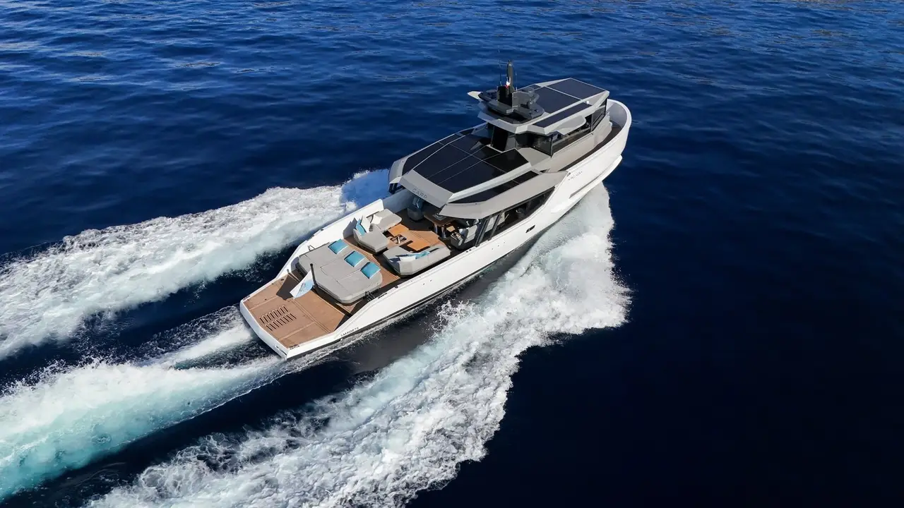 Arcadia Sherpa 60, pont arrière — Luxury Yachts St. Tropez, Saint-Tropez. Cap Taillat à petite vitesse, ponts ouverts sur le large