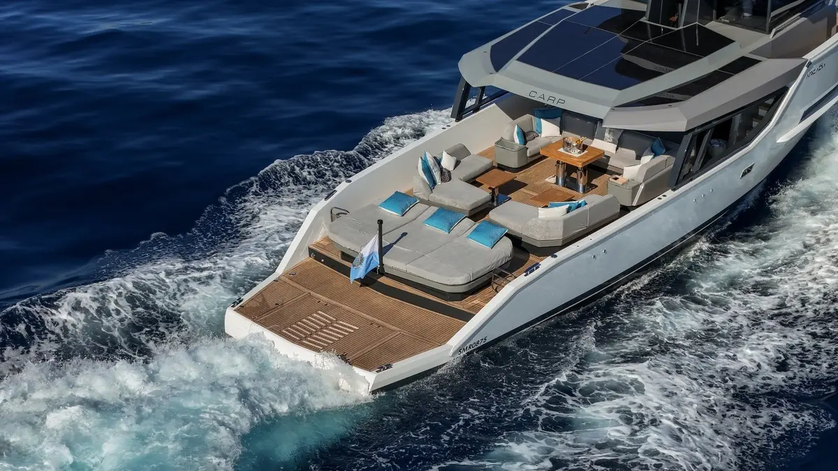 Arcadia Sherpa 60, salon — Luxury Yachts St. Tropez, Saint-Tropez. Cap Taillat à petite vitesse, ponts ouverts sur le large