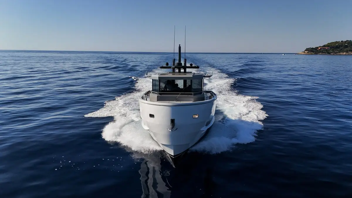Arcadia Sherpa 60, cabine principale — Luxury Yachts St. Tropez, Saint-Tropez. Cap Taillat à petite vitesse, ponts ouverts sur le large