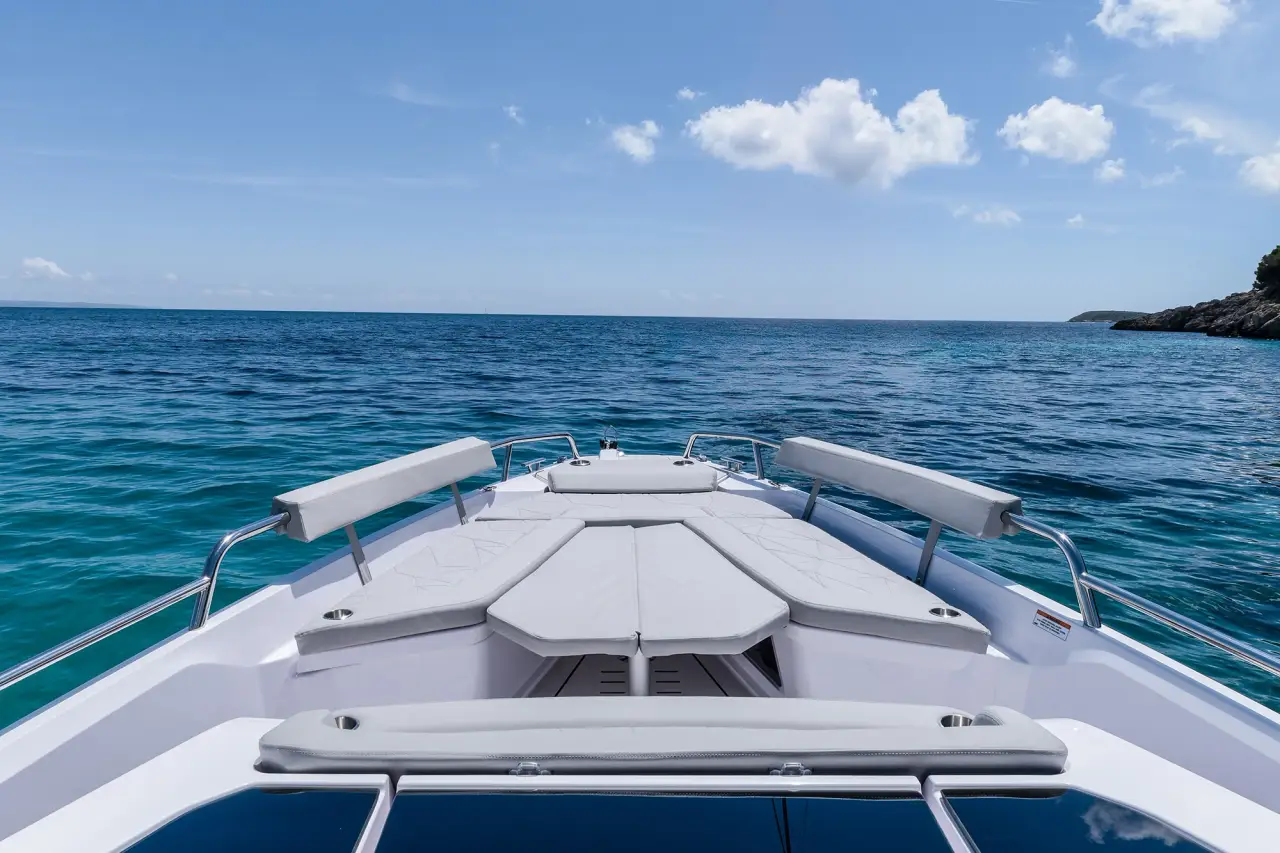 Axopar 28, extérieur — Luxury Yachts St. Tropez, Saint-Tropez. Vitesse et simplicité pour une sortie côtière courte