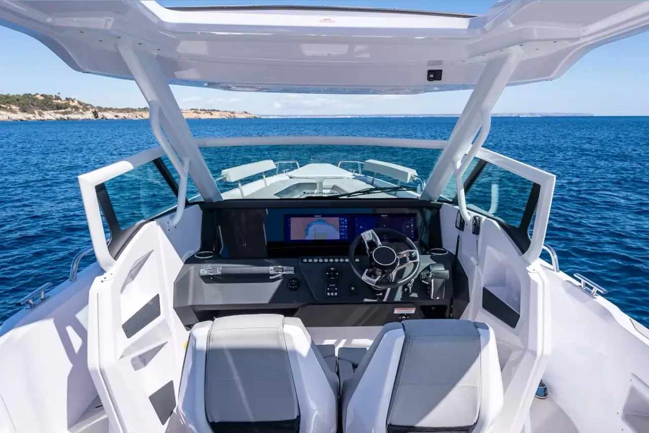 Axopar 28, pont principal — Luxury Yachts St. Tropez, Saint-Tropez. Vitesse et simplicité pour une sortie côtière courte