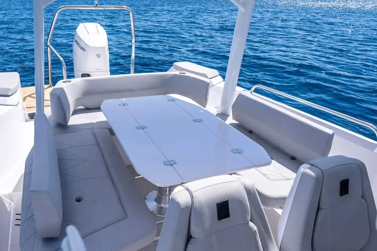Axopar 28, pont arrière — Luxury Yachts St. Tropez, Saint-Tropez. Vitesse et simplicité pour une sortie côtière courte
