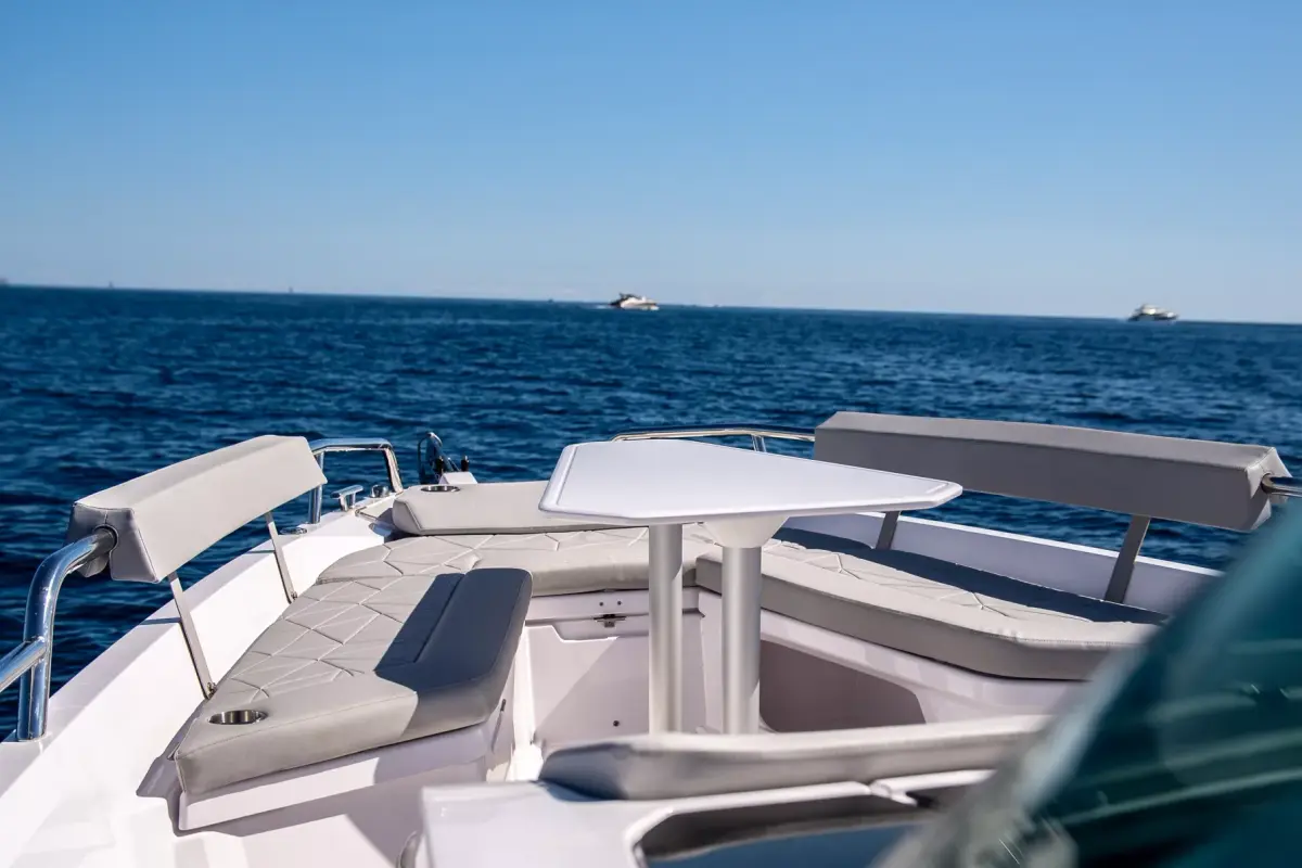 Axopar 28, cabine principale — Luxury Yachts St. Tropez, Saint-Tropez. Vitesse et simplicité pour une sortie côtière courte