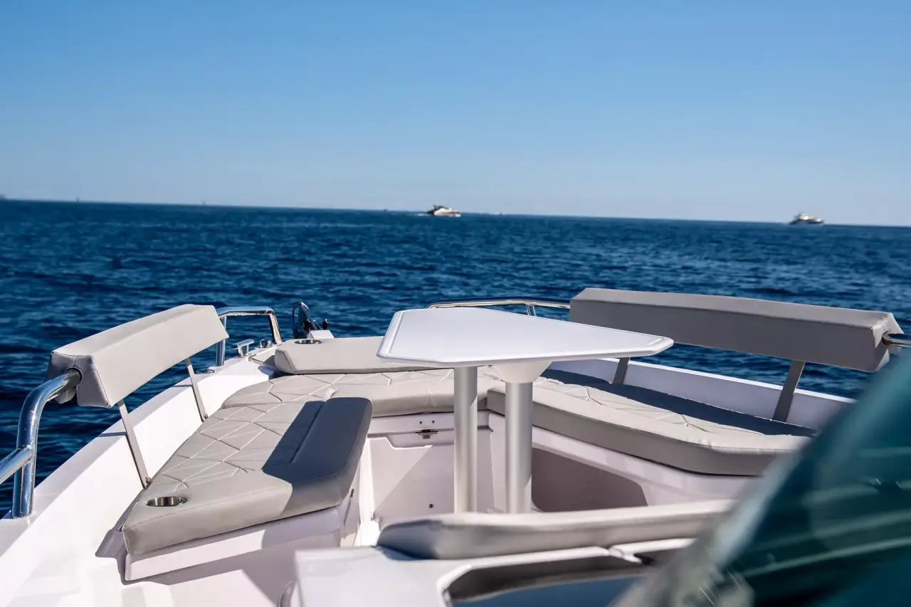 Axopar 28, salon — Luxury Yachts St. Tropez, Saint-Tropez. Vitesse et simplicité pour une sortie côtière courte