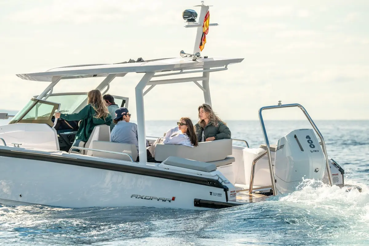 Axopar 28, flybridge — Luxury Yachts St. Tropez, Saint-Tropez. Vitesse et simplicité pour une sortie côtière courte