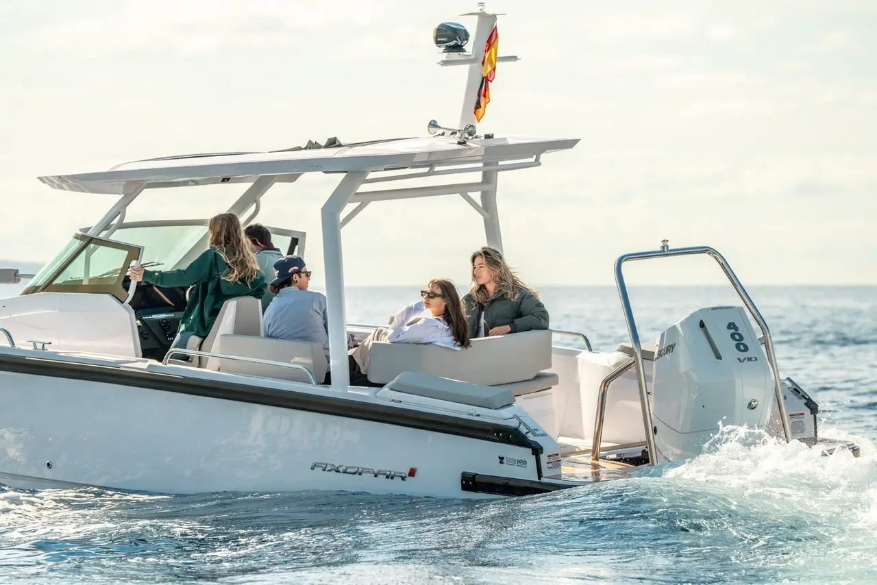 Axopar 28, cabine principale — Luxury Yachts St. Tropez, Saint-Tropez. Vitesse et simplicité pour une sortie côtière courte