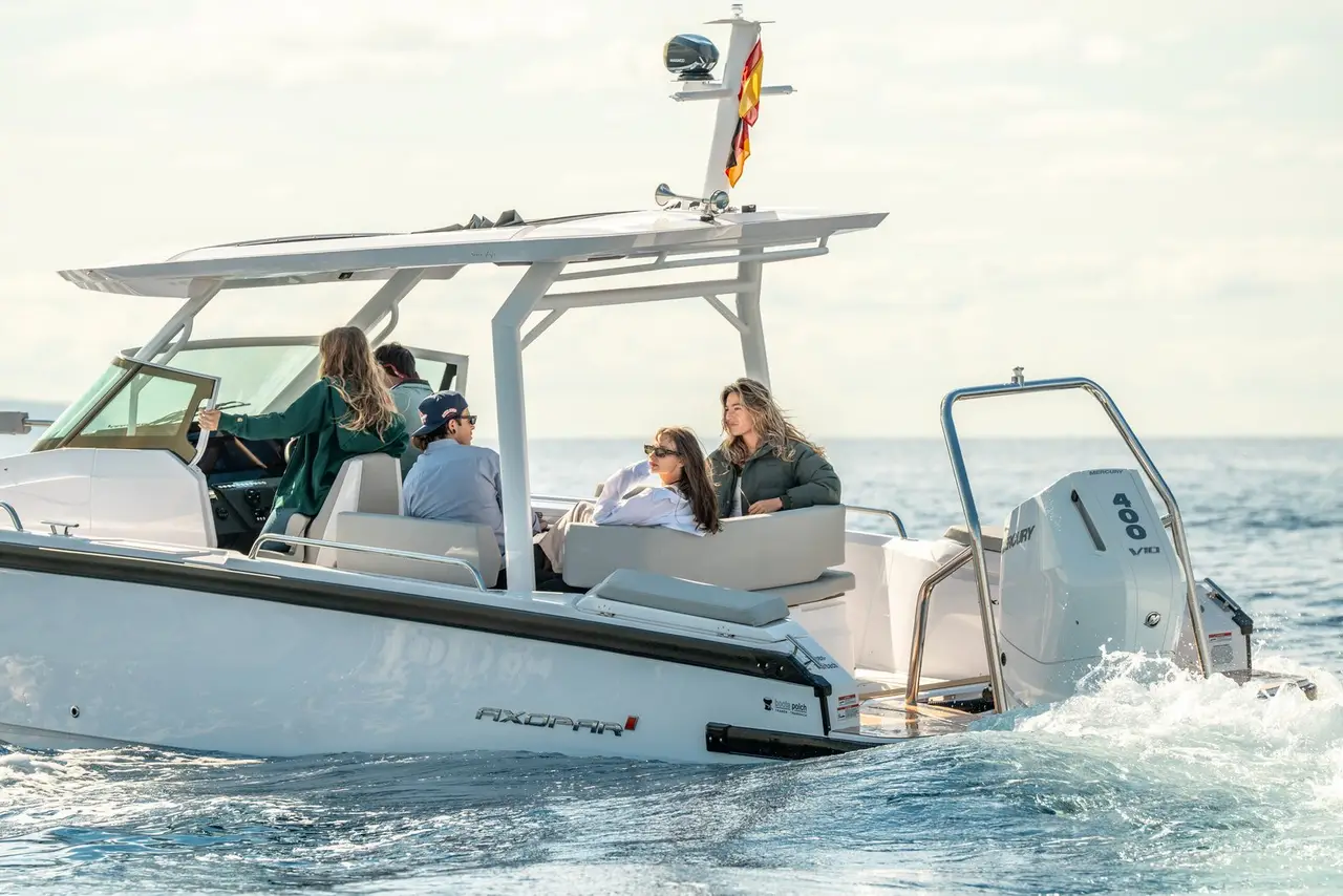 Axopar 28, flybridge — Luxury Yachts St. Tropez, Saint-Tropez. Vitesse et simplicité pour une sortie côtière courte