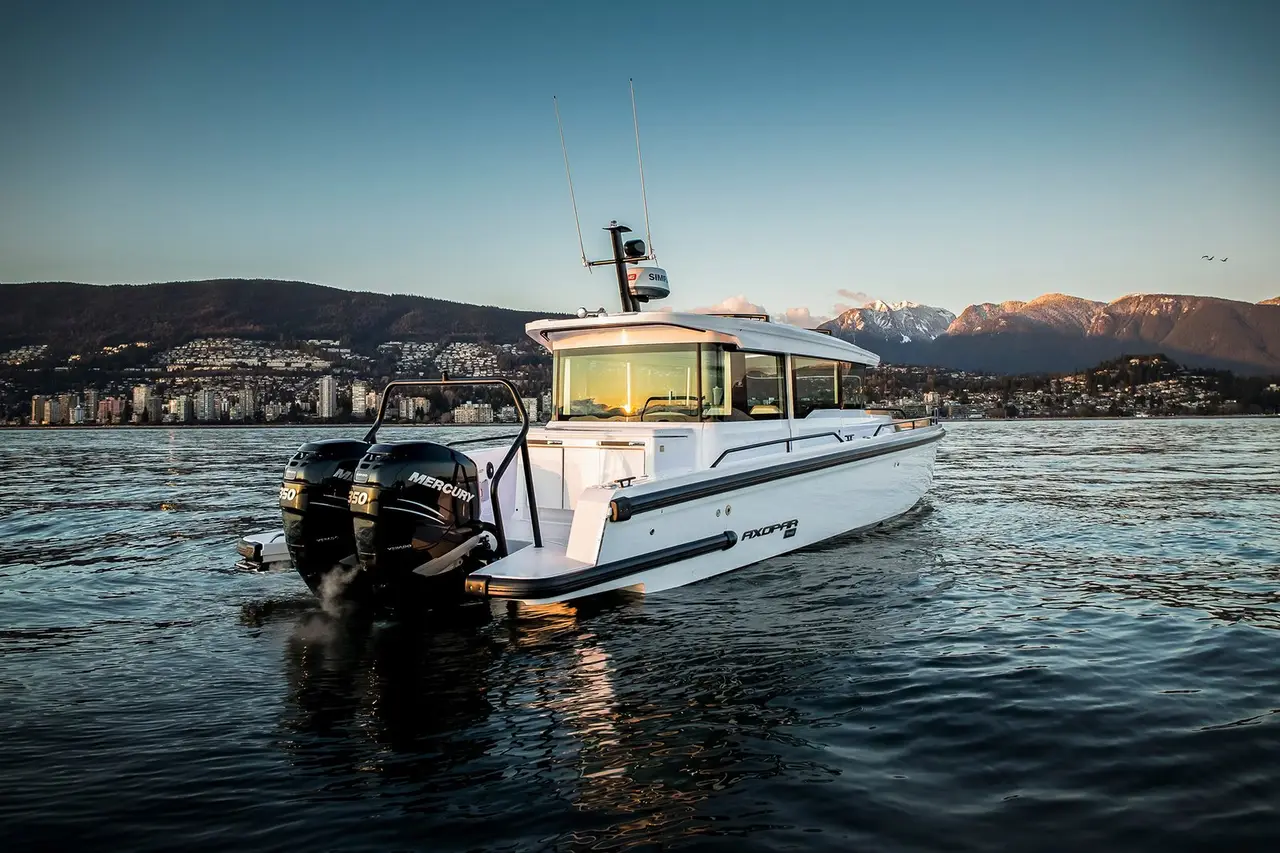 Axopar 37, pont principal — Luxury Yachts St. Tropez, Saint-Tropez. Vitesse et liberté vers Cap Taillat dès l'aube