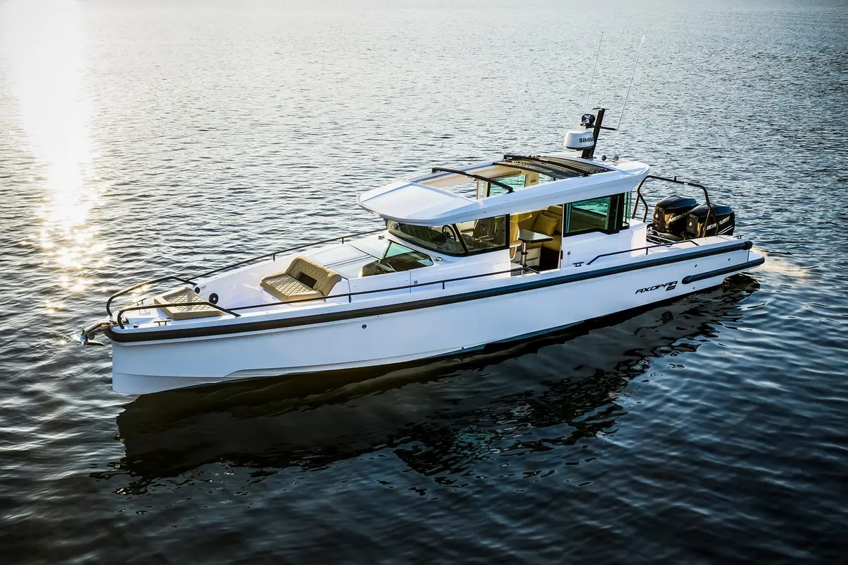 Axopar 37, salon — Luxury Yachts St. Tropez, Saint-Tropez. Vitesse et liberté vers Cap Taillat dès l'aube