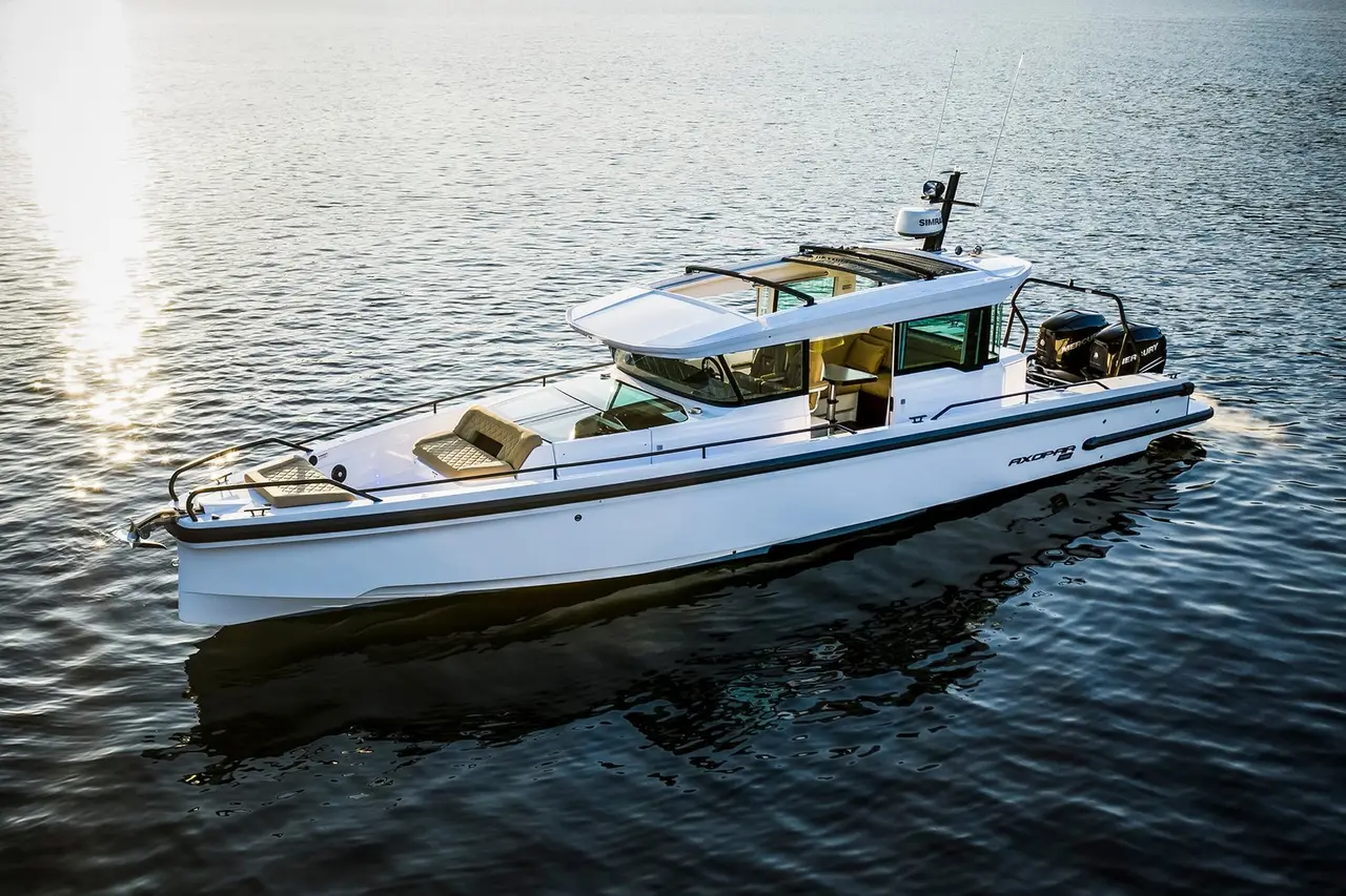Axopar 37, salon — Luxury Yachts St. Tropez, Saint-Tropez. Vitesse et liberté vers Cap Taillat dès l'aube