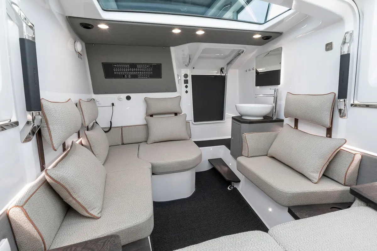 Axopar 37, cabine principale — Luxury Yachts St. Tropez, Saint-Tropez. Vitesse et liberté vers Cap Taillat dès l'aube
