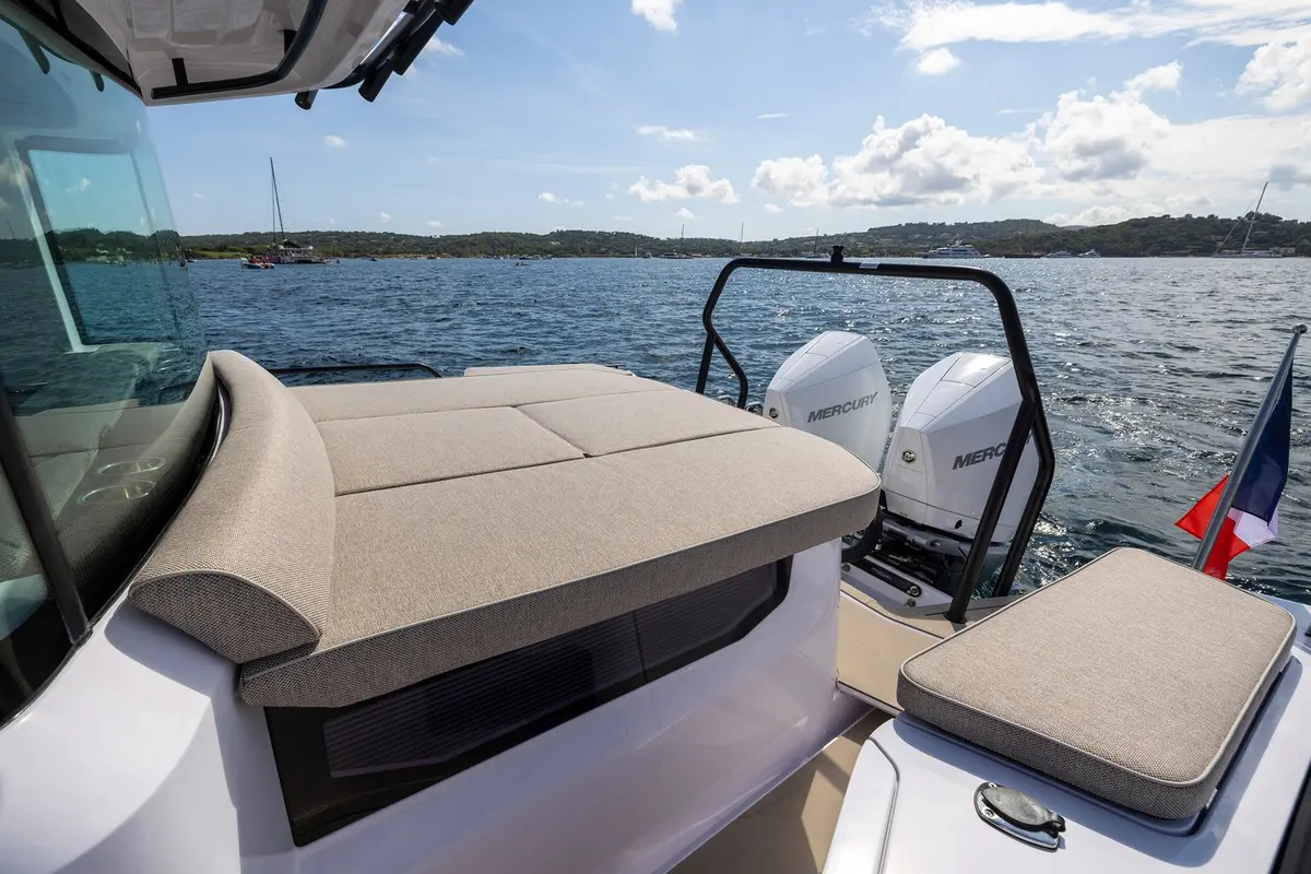Axopar 37, flybridge — Luxury Yachts St. Tropez, Saint-Tropez. Vitesse et liberté vers Cap Taillat dès l'aube