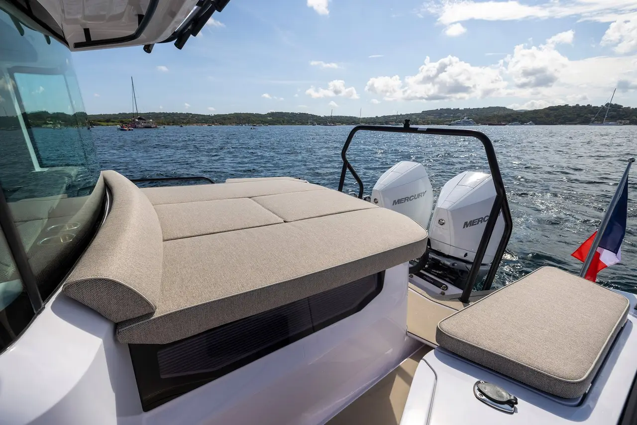 Axopar 37, flybridge — Luxury Yachts St. Tropez, Saint-Tropez. Vitesse et liberté vers Cap Taillat dès l'aube