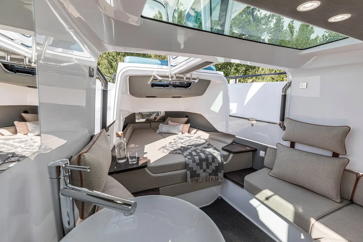 Axopar 37, extérieur — Luxury Yachts St. Tropez, Saint-Tropez. Vitesse et liberté vers Cap Taillat dès l'aube