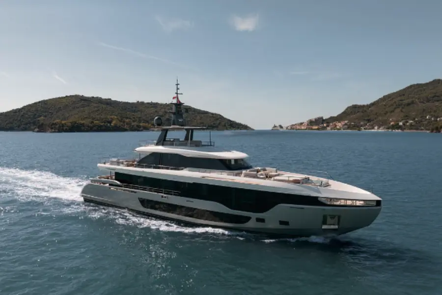 Azimut 116 — Luxury Yachts St. Tropez, Saint-Tropez. Du Golfe à Pampelonne, large pont, allure sûre