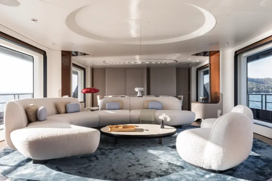 Azimut 116, extérieur — Luxury Yachts St. Tropez, Saint-Tropez. Du Golfe à Pampelonne, large pont, allure sûre
