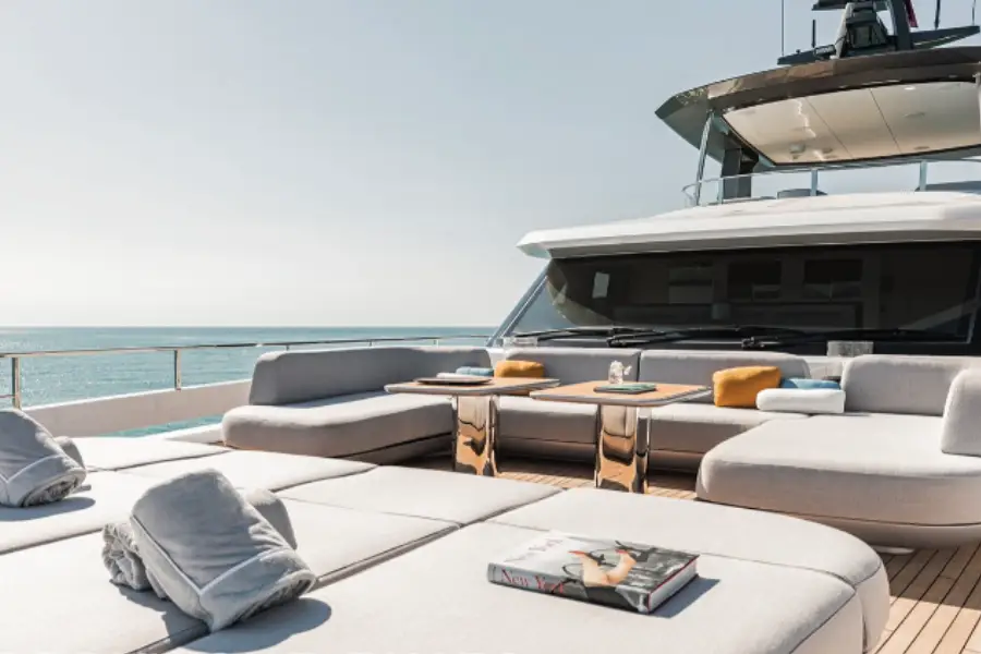 Azimut 116, pont principal — Luxury Yachts St. Tropez, Saint-Tropez. Du Golfe à Pampelonne, large pont, allure sûre