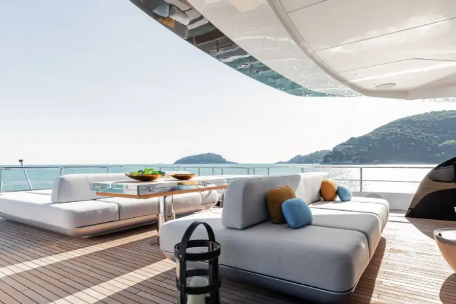 Azimut 116, pont arrière — Luxury Yachts St. Tropez, Saint-Tropez. Du Golfe à Pampelonne, large pont, allure sûre