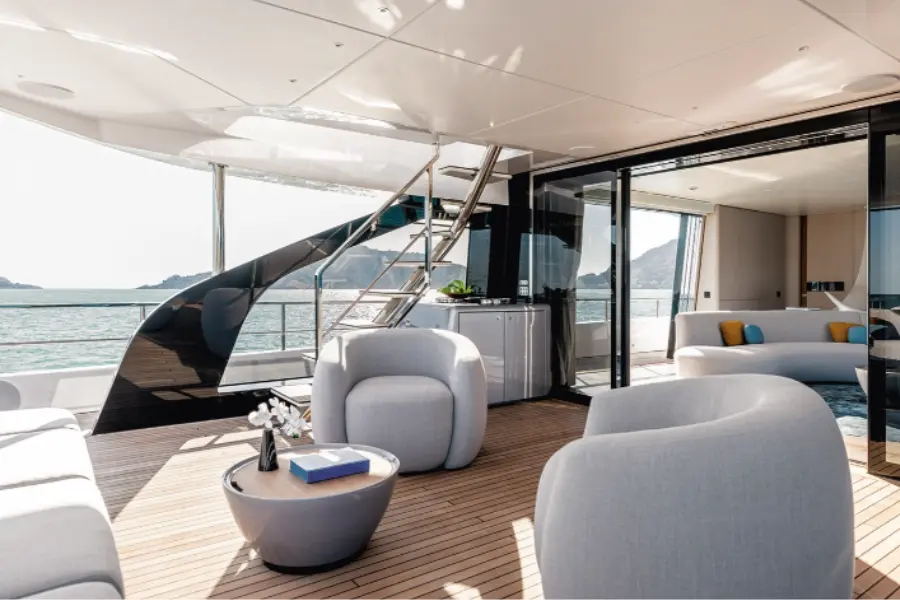 Azimut 116, salon — Luxury Yachts St. Tropez, Saint-Tropez. Du Golfe à Pampelonne, large pont, allure sûre