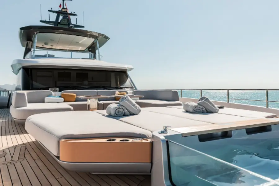 Azimut 116, cabine principale — Luxury Yachts St. Tropez, Saint-Tropez. Du Golfe à Pampelonne, large pont, allure sûre