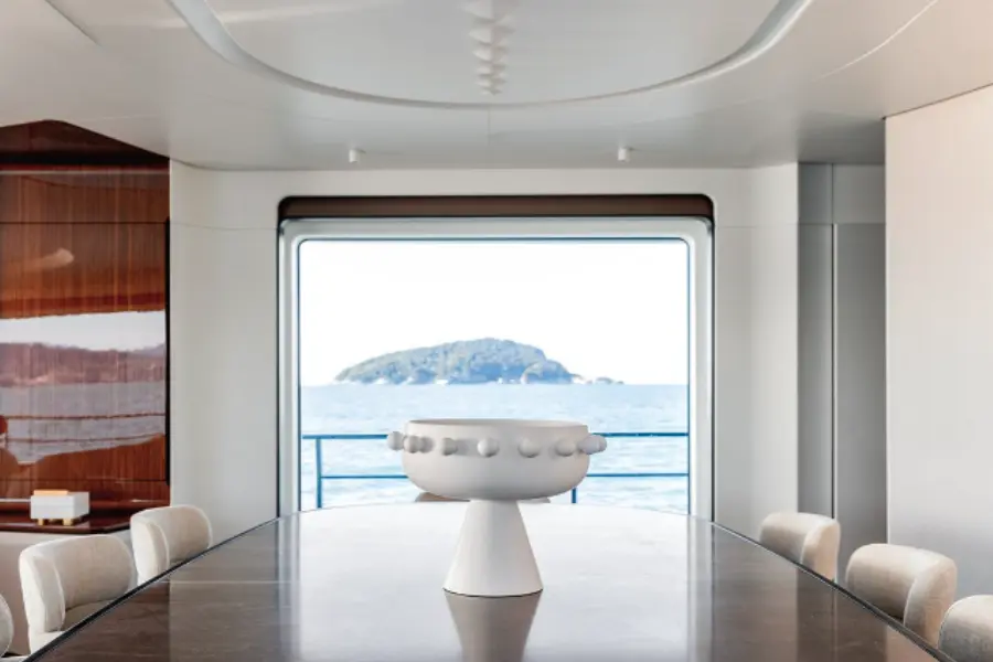 Azimut 116, flybridge — Luxury Yachts St. Tropez, Saint-Tropez. Du Golfe à Pampelonne, large pont, allure sûre