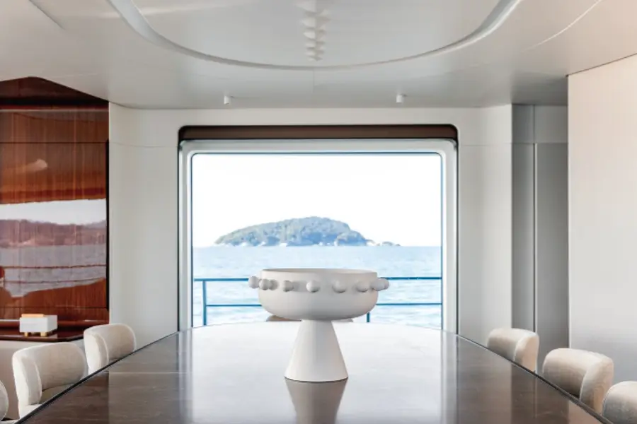 Azimut 116, flybridge — Luxury Yachts St. Tropez, Saint-Tropez. Du Golfe à Pampelonne, large pont, allure sûre