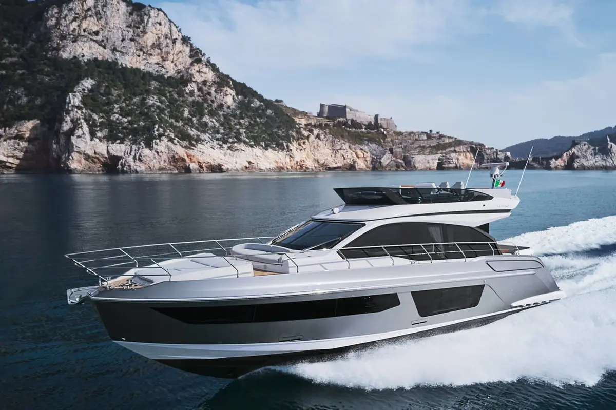 Azimut 53, exterior — Luxury Yachts St. Tropez, Saint-Tropez. Golfo de Saint-Tropez al atardecer, tres cabinas, sin prisas