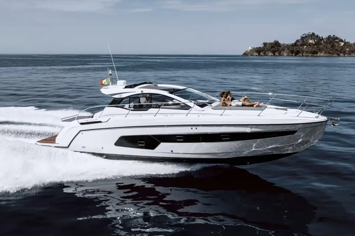 Azimut 45 — Luxury Yachts St. Tropez, Saint-Tropez. Calas tranquilas y tender rápido hasta Pampelonne