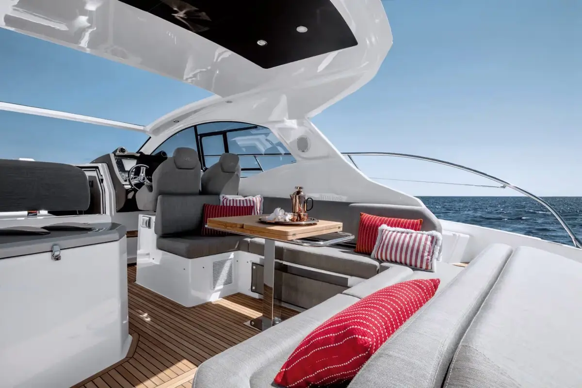 Azimut 45, exterior — Luxury Yachts St. Tropez, Saint-Tropez. Calas tranquilas y tender rápido hasta Pampelonne