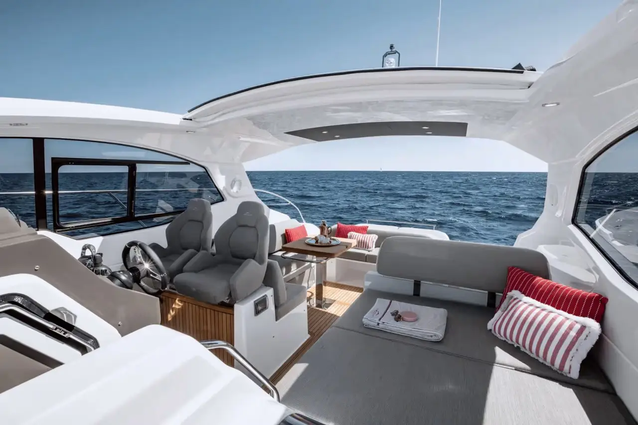 Azimut 45, cubierta principal — Luxury Yachts St. Tropez, Saint-Tropez. Calas tranquilas y tender rápido hasta Pampelonne