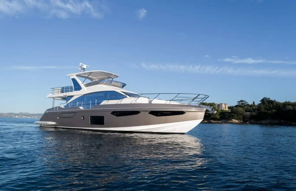 Azimut 60, extérieur — Luxury Yachts St. Tropez, Saint-Tropez. De la Gulf au large de Pampelonne en douceur