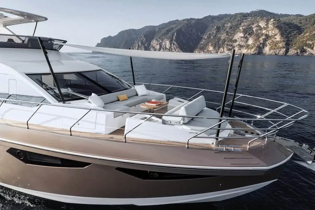 Azimut 60, pont principal — Luxury Yachts St. Tropez, Saint-Tropez. De la Gulf au large de Pampelonne en douceur