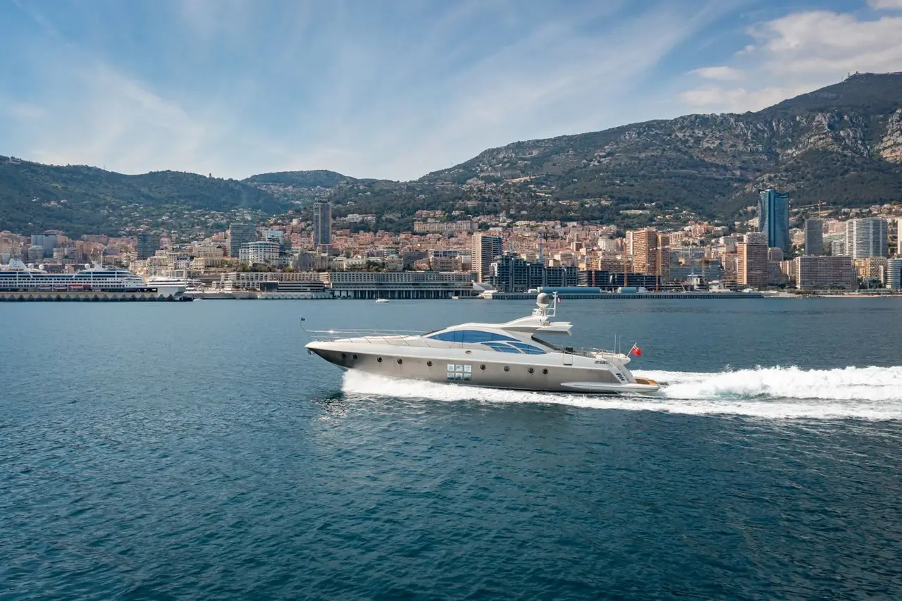Azimut 86, extérieur — Luxury Yachts St. Tropez, Saint-Tropez. Repas en plein air et bain au mouillage