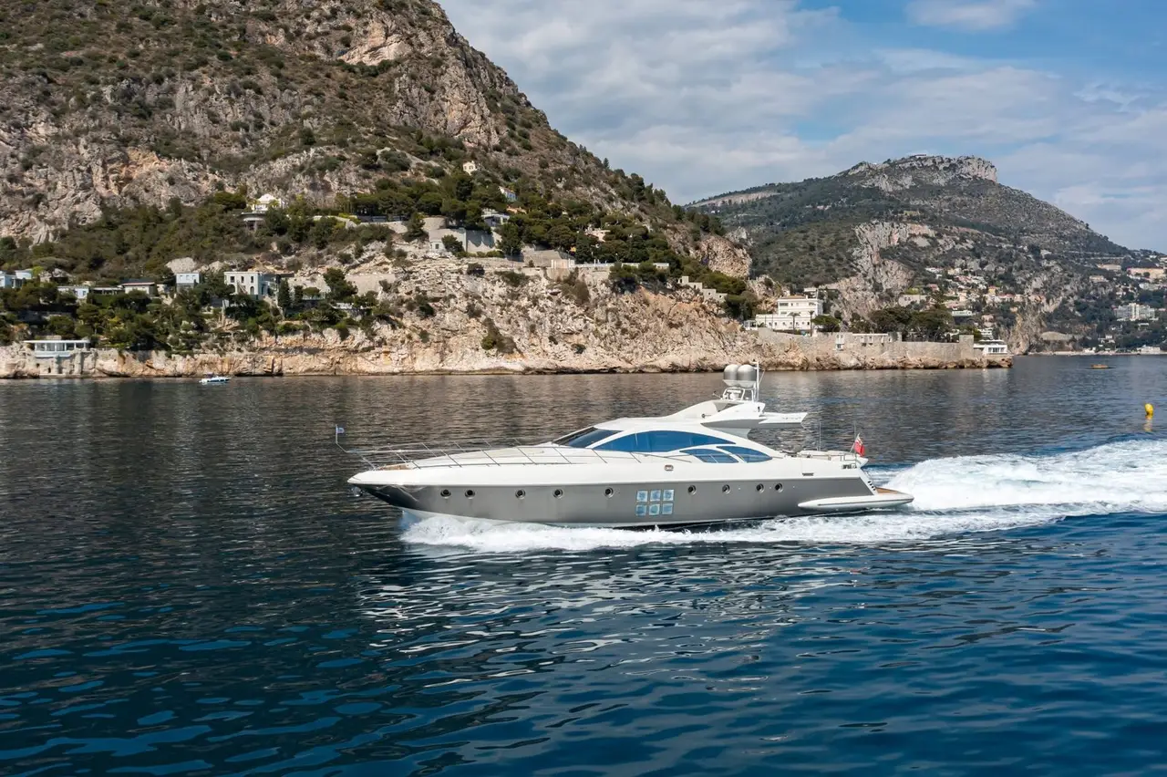 Azimut 86, pont principal — Luxury Yachts St. Tropez, Saint-Tropez. Repas en plein air et bain au mouillage