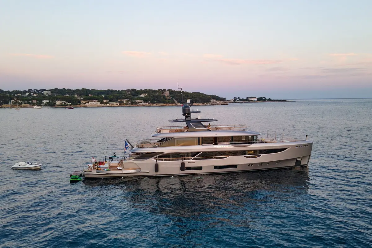 Oasis 40 — Luxury Yachts St. Tropez, Saint-Tropez. Cubiertas abiertas para cruzar de día hacia Cap Taillat