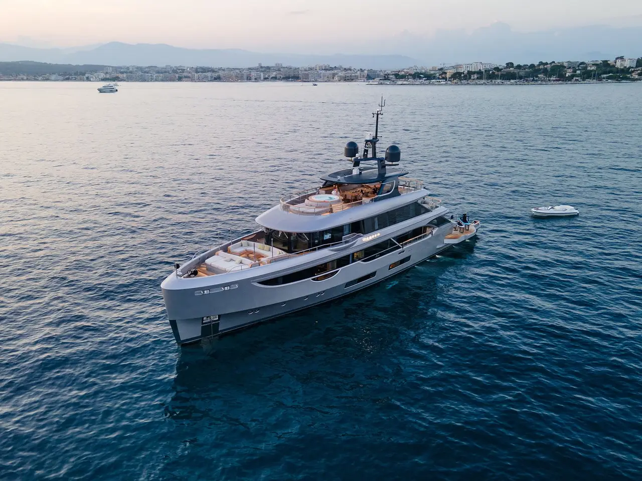 Oasis 40, exterior — Luxury Yachts St. Tropez, Saint-Tropez. Cubiertas abiertas para cruzar de día hacia Cap Taillat