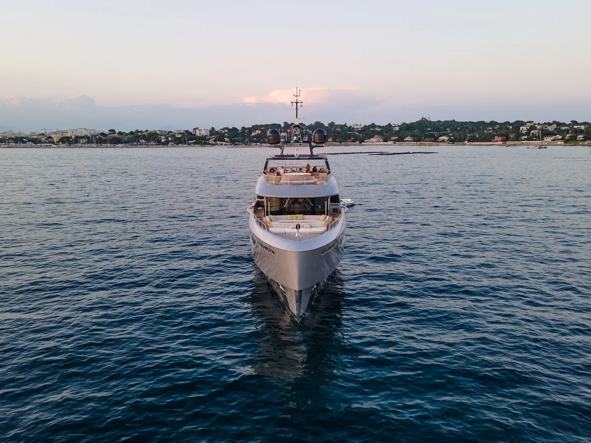Oasis 40, cubierta principal — Luxury Yachts St. Tropez, Saint-Tropez. Cubiertas abiertas para cruzar de día hacia Cap Taillat
