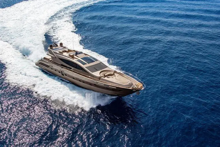 Cerri 102’ Flying Sport, extérieur — Luxury Yachts St. Tropez, Saint-Tropez. Coque rapide, allure sportive, cap sur les Îles d'Hyères