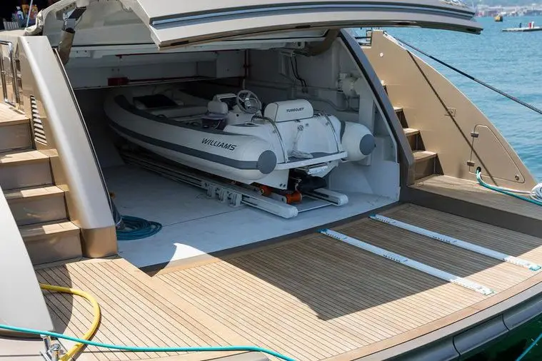 Cerri 102’ Flying Sport, salon — Luxury Yachts St. Tropez, Saint-Tropez. Coque rapide, allure sportive, cap sur les Îles d'Hyères