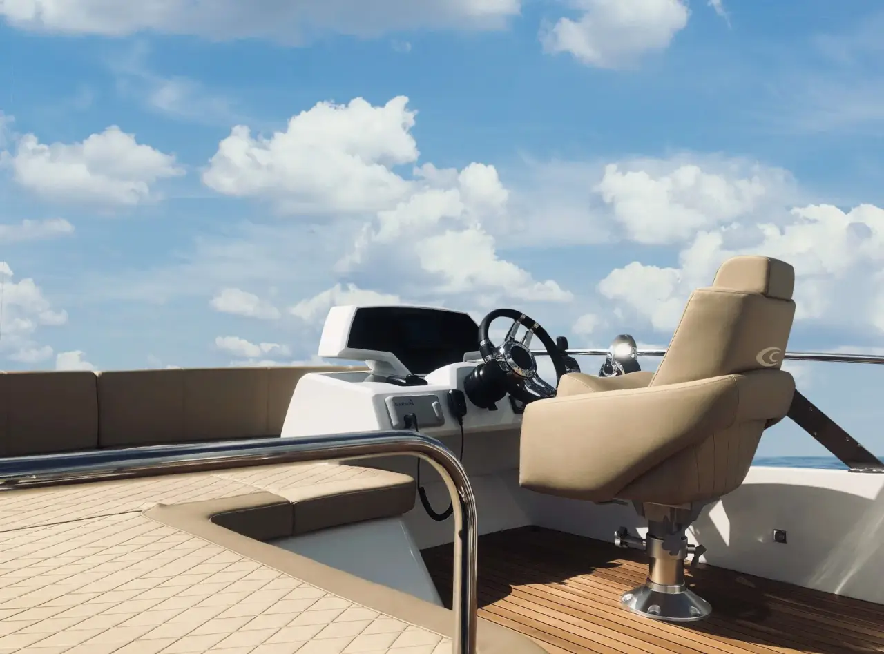 Cobrey 50 FLY, extérieur — Luxury Yachts St. Tropez, Saint-Tropez. Du Golfe à Pampelonne, flybridge ouvert plein soleil