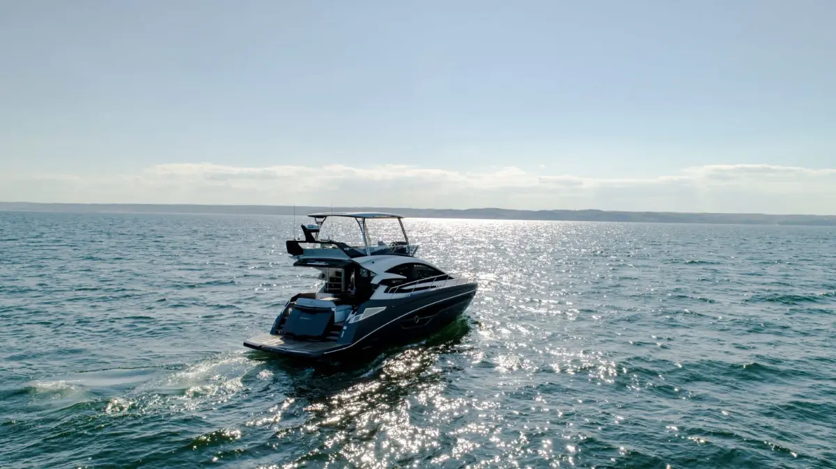 Cobrey 50 FLY, pont principal — Luxury Yachts St. Tropez, Saint-Tropez. Du Golfe à Pampelonne, flybridge ouvert plein soleil