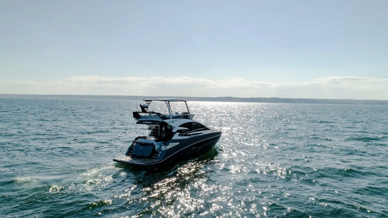 Cobrey 50 FLY, pont principal — Luxury Yachts St. Tropez, Saint-Tropez. Du Golfe à Pampelonne, flybridge ouvert plein soleil