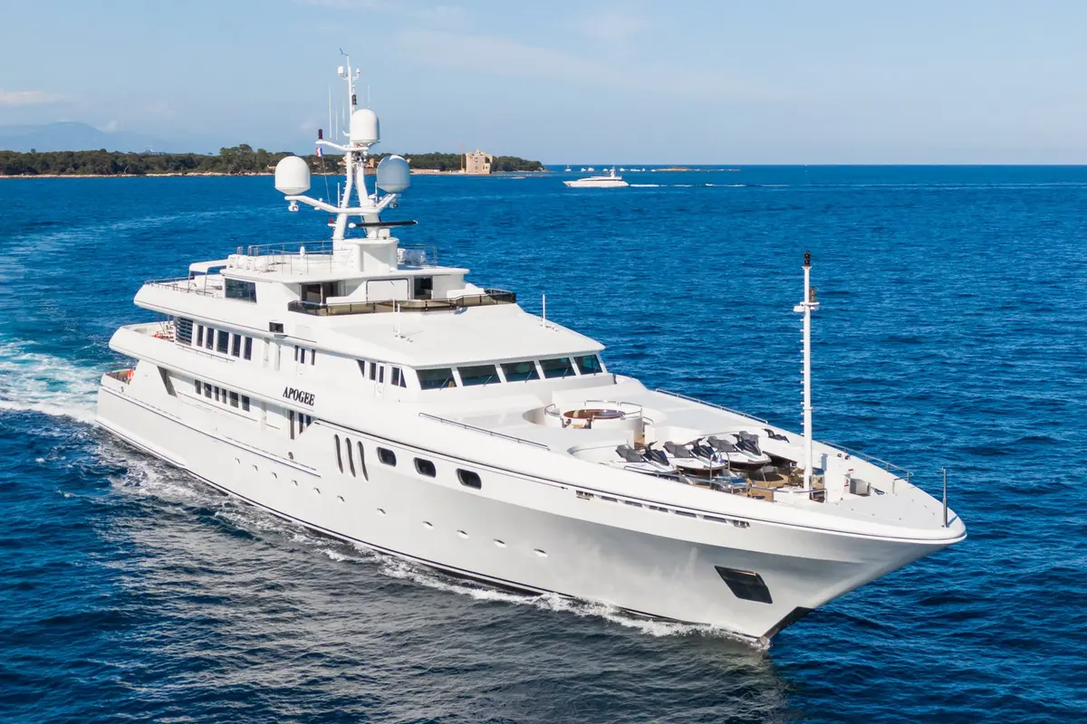 Apogee — Luxury Yachts St. Tropez, Saint-Tropez. 62 mètres pour une escale prolongée vers Porquerolles